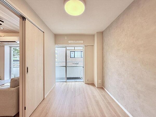 【洋室：4.8帖】　リビングと隣り合う洋室。趣味の部屋にもお子様の部屋にも出来る汎用性があります。