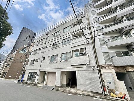 【外観】 青空に映える重厚な佇まい。都心の喧騒を忘れさせる端正な外観。