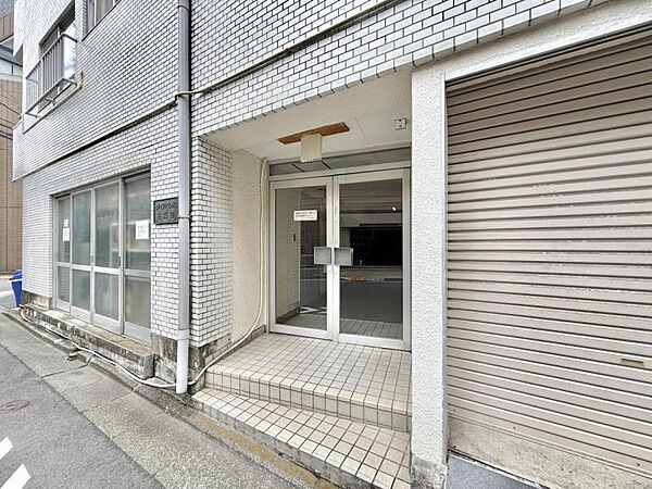 【エントランス】　しっかりと管理が行き届き開放感があり明るいマンションの顔