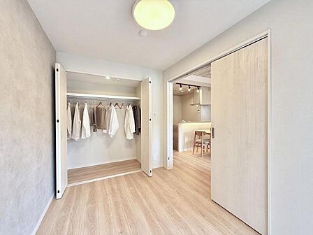 【洋室:4.8帖】 仕事や趣味のスペースとしても活用できる、多用途に使える部屋。