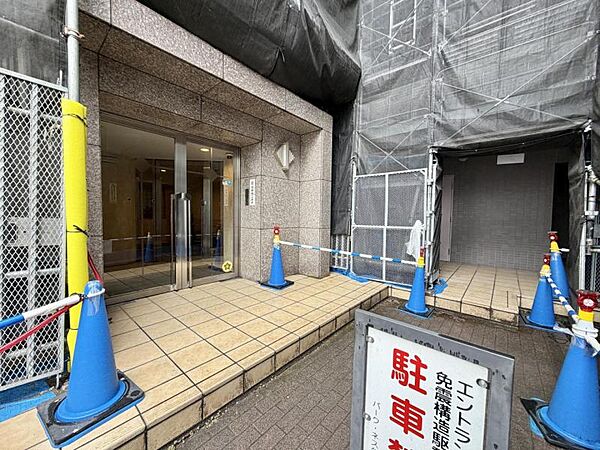 【エントランス】ゆとりあるフラットアプローチ。日々の歩みも優雅に迎えるエントランス。
