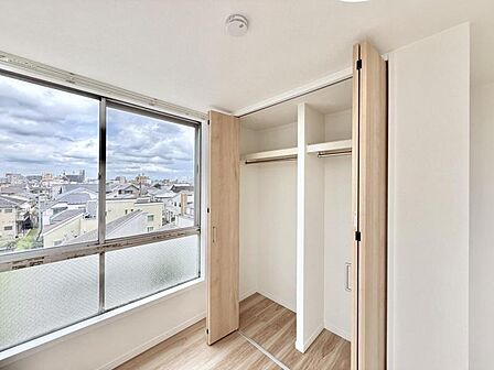 【収納】 大型のクローゼット完備。衣類だけではなく上部にバッグなどの小物、下部には季節の家電やスーツケース等スッキリと収納可能です