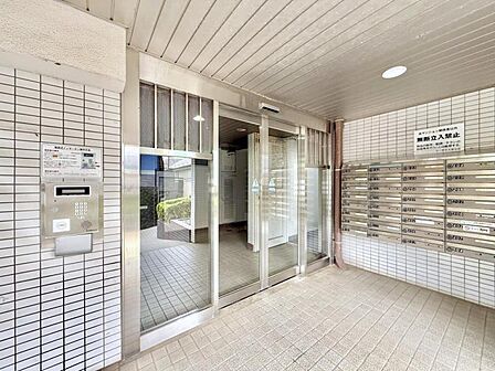 【エントランス】 しっかりと管理が行き届き開放感があり明るいマンションの顔