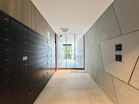 【エントランス】光注ぐロビーはこのマンションの魅力のひとつです。
