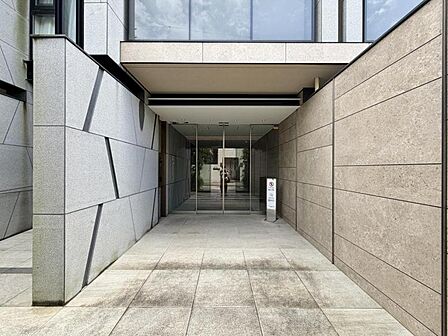 【エントランス】美しい石畳が、居住者やゲストを優雅に迎えるエントランス