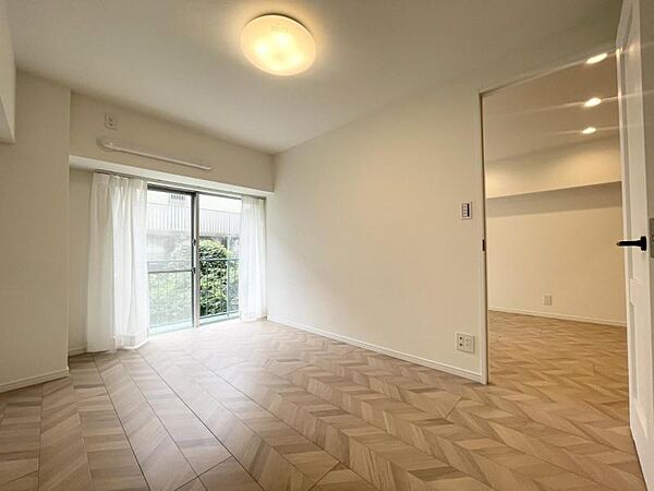 【洋室:5.9帖】明るく落ち着いた雰囲気のお部屋です。