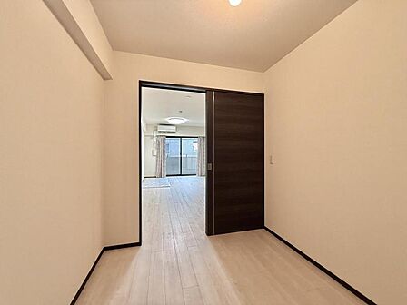 【洋室:4.5帖】静かな洋室は、仕事にも読書にもぴったり。家族の気配を感じながらも、集中できる“自分時間”を確保できます。