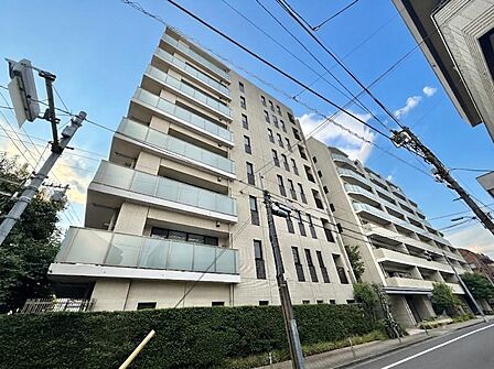 【外観】周囲の街並みと調和する落ち着いた色調。上質な日常を予感させる。