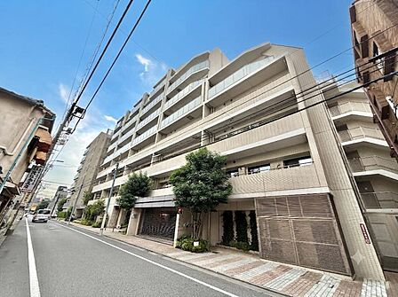 【外観】陽光をたっぷりと取り込む明るい住空間。圧迫感がなく街並みに馴染む落ち着いた佇まい。
