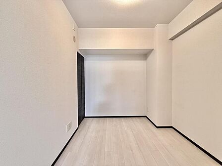 【洋室:4.5帖】シンプルで綺麗な形の居室は季節に合わせてインテリアを楽しみながらお住まいいただけます。