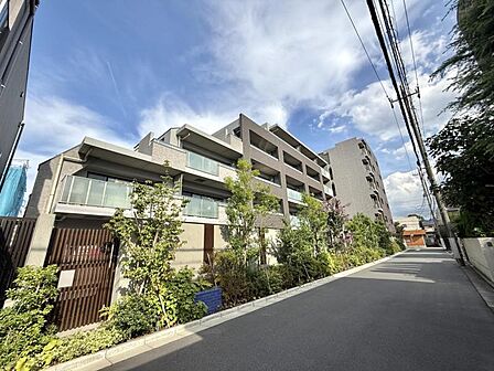 【外観】スマートな外観。洗練された街並みに静かに映える存在感です。