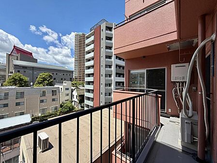 【バルコニー】 バルコニーが南西向きで、1日を通して日差しが気持ちよく射し込みます。