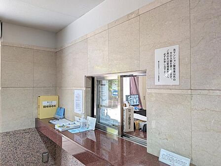 【エントランス】管理の行き届いた清潔な空間。