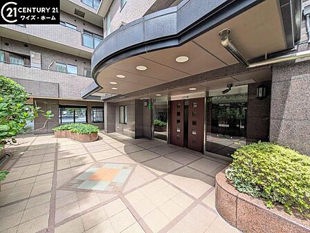 【エントランス】重厚な扉の向こうに広がる、プライベートな寛ぎへと続く道。