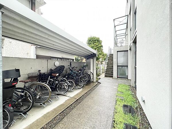 【駐輪場】屋根付きの駐輪場は雨の日などにとても重宝します。
