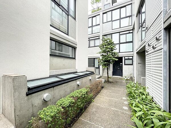 【エントランス】清掃が行き届き、植栽も綺麗に整えられています。