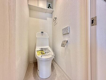 【トイレ】白を基調とした清潔感あふれる空間となっております。