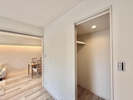【収納】大きなWIC完備。衣類や大きな家電などをマルチに収納できて住空間をより広げてくれます。