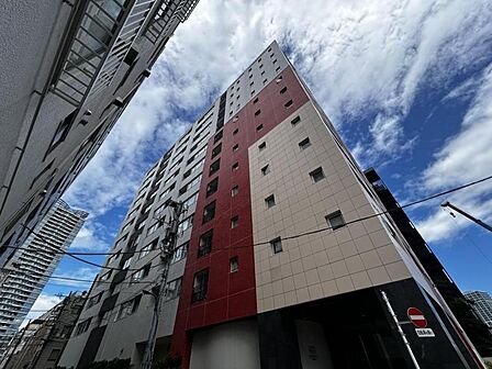 【外観】端正なフォルムが印象に残る建物デザイン。