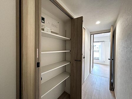 【収納】廊下に便利な棚収納が備わり、住空間をより効率よく使えます。