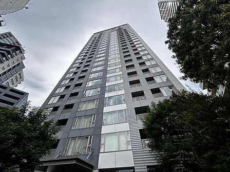 落ち着いた色合いで、周囲の街並みに馴染む外観です。