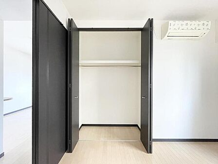 【収納】丈の長いコートやワンピースをハンガーに掛けてシワを付けずに収納できます。