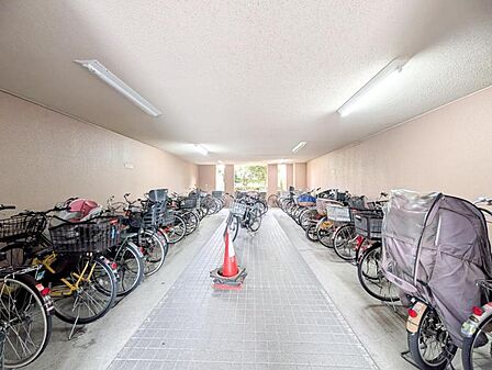 【駐輪場】 屋根付きの駐輪スペースがあり、雨の日も安心です。