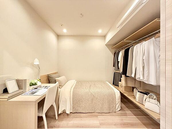 【洋室】キッチン横の洋室。趣味の部屋としても使用出来る汎用性があります。