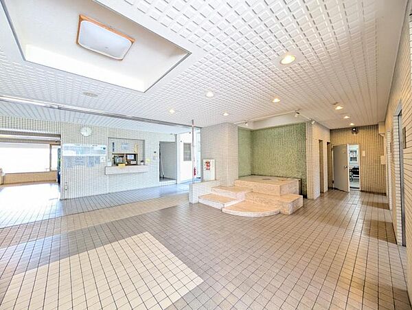 【エントランス】清潔感のあるエントランス。住人同士のゆるやかな交流を育む場。