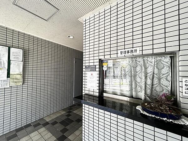 【エントランス】上質な雰囲気を纏う共用スペース。