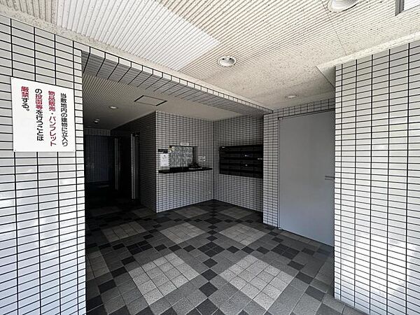 【エントランス】訪れる人を穏やかに迎え入れる空間。