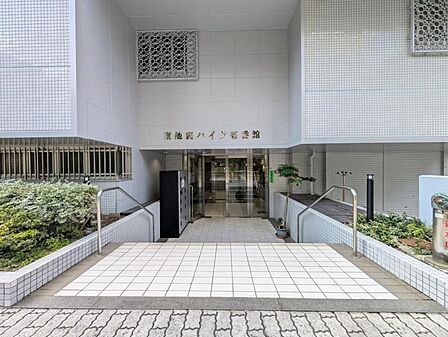 【エントランス】住む人や訪れる人を室内へと優しくエスコートします。