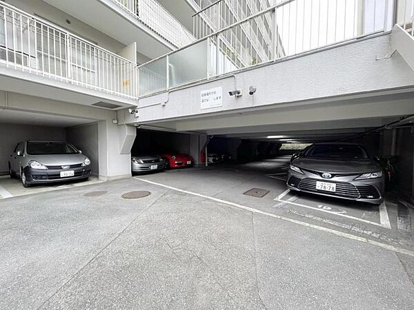 【駐車場】お車をお持ちの方に嬉しい敷地内駐車場。