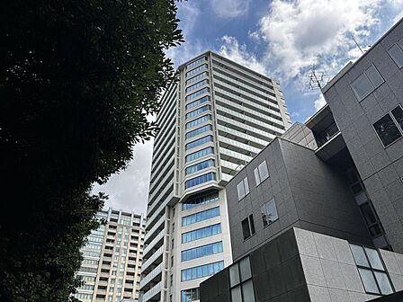 【外観】真っ直ぐに空へ伸びる、堂々とした佇まい。この街を代表する一棟です。