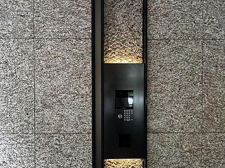 【オートロック】マンションならではのセキュリティと防犯性能。