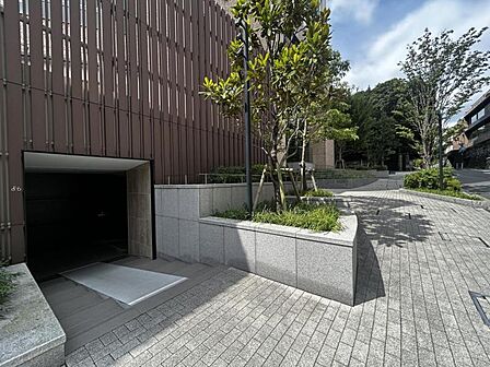 【エントランス】駐輪場へのアプローチ。