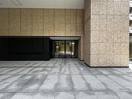 【エントランス】細部へのこだわりと品格が漂う、洗練されたエントランスアプローチ。