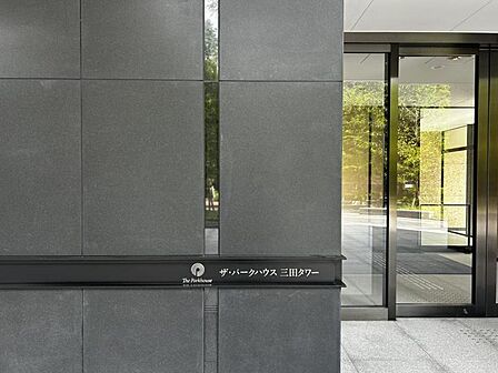 【エントランス】スタイリッシュなマンション名プレートは上質な住空間へ導きます。訪れるたび帰るたびに優しくおもてなし。