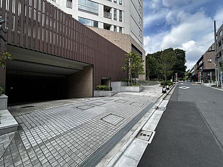 【駐車場】マンション敷地内の駐車場。雨の日でも荷物の出し入れがスムーズに行えます。