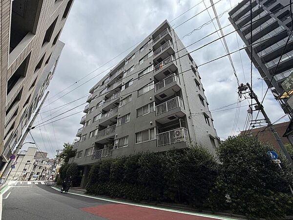 【外観】街並みに溶け込みながらも存在感を放つ外観。