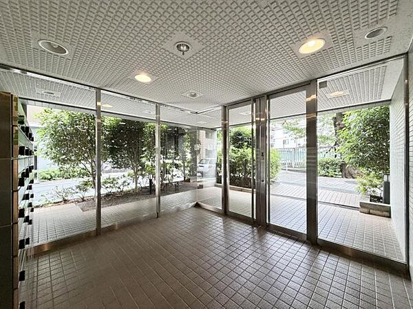 【エントランス】落ち着いた雰囲気のエントランスです。