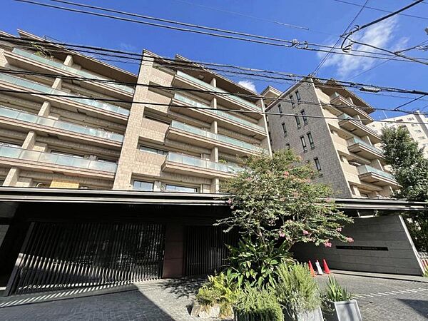 【外観】　陽光をたっぷりと取り込む明るい住空間。圧迫感がなく街並みに馴染む落ち着いた佇まい。