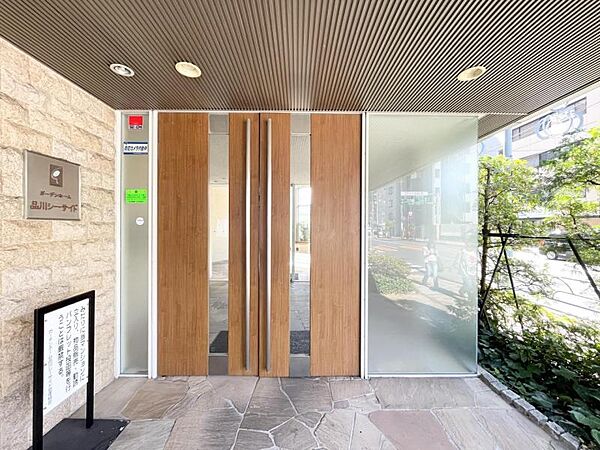 【エントランス】落ち着いた雰囲気のエントランスです。