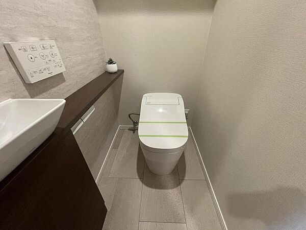 【トイレ】手洗いカウンターがあることで、トイレ空間に余白と落ち着きが生まれます。