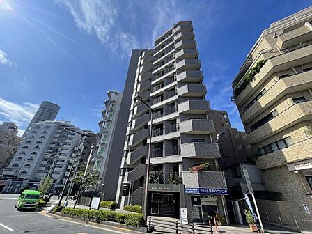 【外観】周囲の街並みと調和する落ち着いた色調。上質な日常を予感させる。