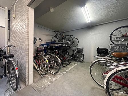 【駐輪場】屋根付きの駐輪スペースがあり、雨の日も安心です。