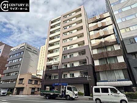 【外観】 青空に映える重厚な佇まい。都心の喧騒を忘れさせる端正な外観。