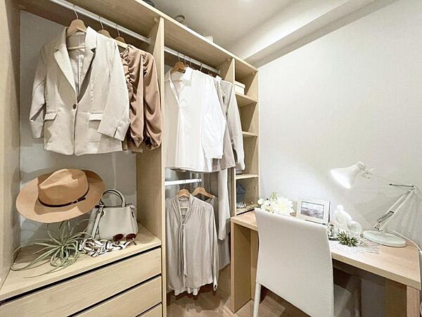 【収納】　大きなシステム収納で効率よく衣類などをしっかり保管できて住空間をより広く使えます