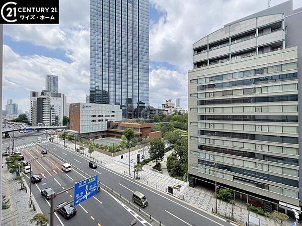 【眺望】　高層階ならではの抜け感のある眺め。青空が広がり、とても気持ちの良い空間です。