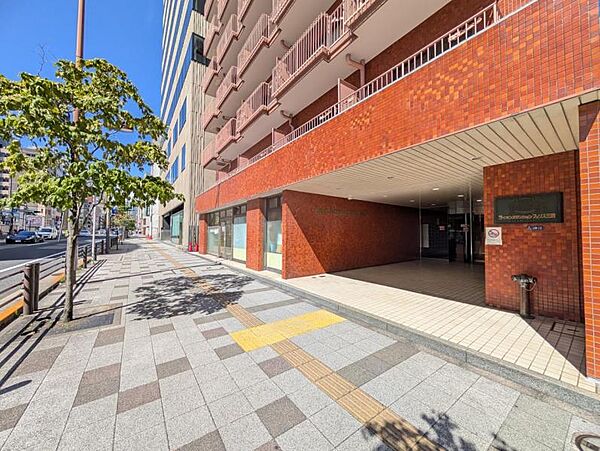 【エントランス】　しっかりと管理が行き届き開放感があり明るいマンションの顔
